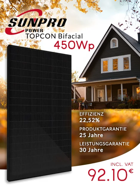 Solarmodul Sunpro Power.450Wp TOPCON Bifacial Zellen auf einem herbstlichen Hintergrund mit einem Haus im Hintergrund. Wirkungsgrad: 22.52%, 25 Jahre Produktgarantie und 30 Jahre Leistungsgarantie. Preis: 92.10€ inkl. MwSt.